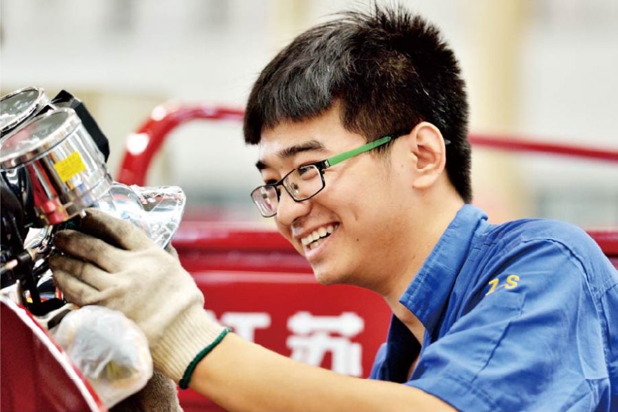 青年团员奉献在岗位，乐在其中