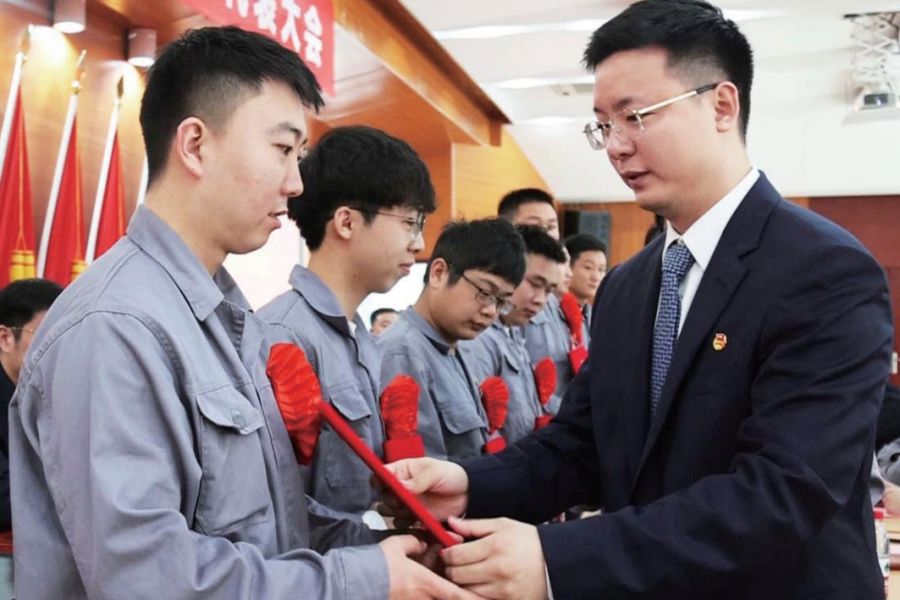 团委书记安桂辰为优异团员颁奖