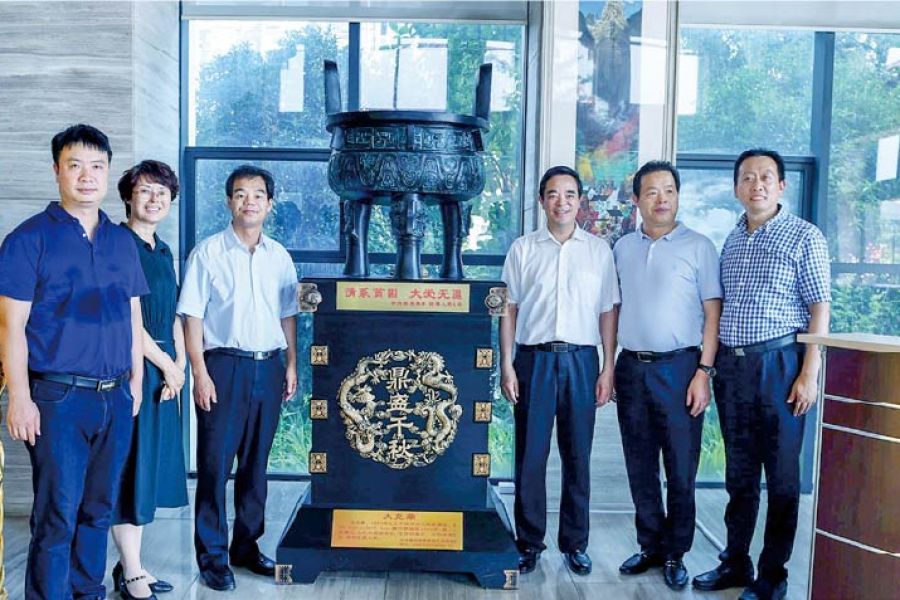 陕西眉县政府向集团赠予“情系贫困、、大爱无疆”鼎器